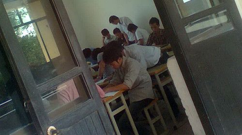 Người đứng, người chồm lên trong phòng thi sáng 23-10 Người đứng, người chồm lên trong phòng thi sáng 23-10