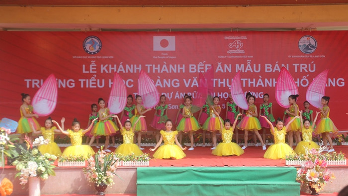 Những tiết mục văn nghệ của giáo viên và học sinh Trường tiểu học Hoàng Văn Thụ trong buổi lễ khánh thành bếp ăn mẫu bán trú tại nhà trường. Ảnh: Minh Chí. Những tiết mục văn nghệ của giáo viên và học sinh Trường tiểu học Hoàng Văn Thụ trong buổi lễ khánh thành bếp ăn mẫu bán trú tại nhà trường. Ảnh: Minh Chí.