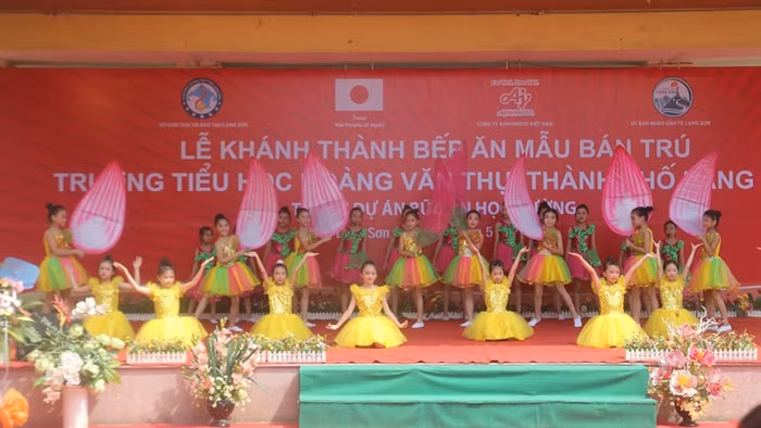 Những tiết mục văn nghệ của giáo viên và học sinh Trường tiểu học Hoàng Văn Thụ trong buổi lễ khánh thành bếp ăn mẫu bán trú tại nhà trường. Ảnh: Minh Chí.