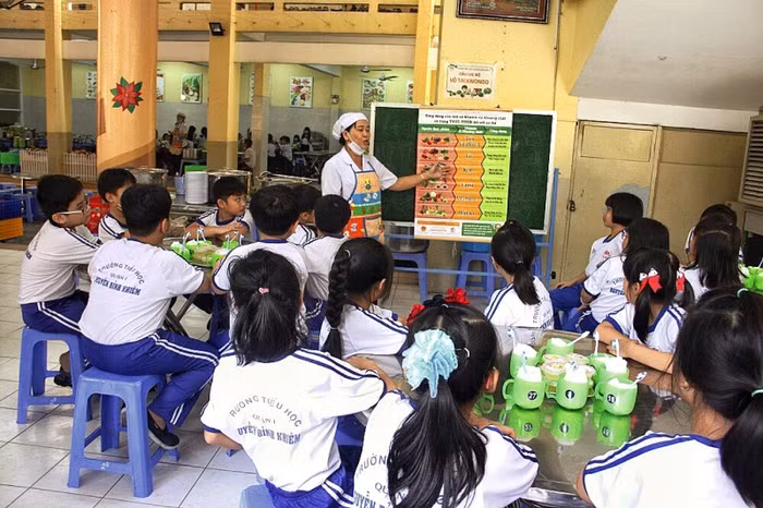 Các học sinh được giáo dục kiến thức về dinh dưỡng thông qua áp phích "3 phút thay đổi nhận thức".