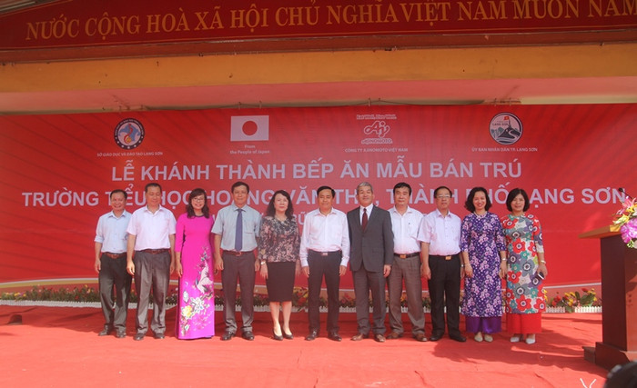 Các lãnh đạo chụp ảnh lưu niệm cùng nhau trong buổi khánh thành Bếp ăn mẫu bán trú. Ảnh: Minh Chí. Các lãnh đạo chụp ảnh lưu niệm cùng nhau trong buổi khánh thành Bếp ăn mẫu bán trú. Ảnh: Minh Chí.