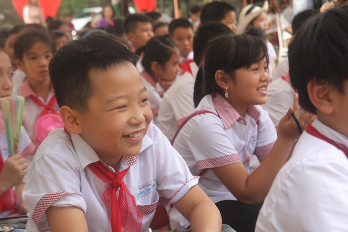 Các em học sinh, giáo viên Trường tiểu học Hoàng Văn Thụ vô cùng vui mừng khi được các công ty, các lãnh đạo các cấp, ngành, quan tâm. Ảnh: Minh Chí. Các em học sinh, giáo viên Trường tiểu học Hoàng Văn Thụ vô cùng vui mừng khi được các công ty, các lãnh đạo các cấp, ngành, quan tâm. Ảnh: Minh Chí.