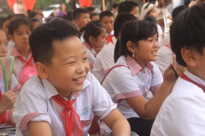 Các em học sinh, giáo viên Trường tiểu học Hoàng Văn Thụ vô cùng vui mừng khi được các công ty, các lãnh đạo các cấp, ngành, quan tâm. Ảnh: Minh Chí.