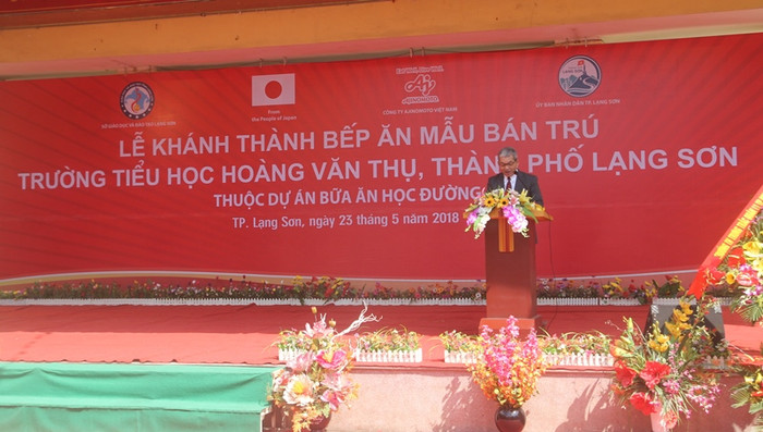 Ông Keiji Kaneko - Tổng Giám đốc Công ty Ajinomoto Việt Nam phát biểu tại buổi lễ khánh thành bếp ăn mẫu bán trú tại Trường tiểu học Hoàng Văn Thụ với mong muốn những bữa ăn của học sinh được cân bằng dinh dưỡng, đa dạng, giúp các em phát triển toàn diện một cách tốt nhất.. Ảnh: Minh Chí. Ông Keiji Kaneko - Tổng Giám đốc Công ty Ajinomoto Việt Nam phát biểu tại buổi lễ khánh thành bếp ăn mẫu bán trú tại Trường tiểu học Hoàng Văn Thụ với mong muốn những bữa ăn của học sinh được cân bằng dinh dưỡng, đa dạng, giúp các em phát triển toàn diện một cách tốt nhất.. Ảnh: Minh Chí.