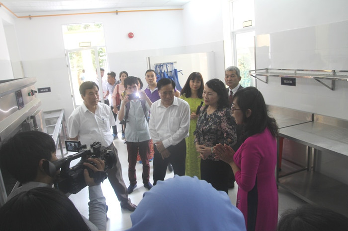 Tiến sĩ Nguyễn Thị Nghĩa, Thứ trưởng Bộ Giáo dục và Đào tạo cùng các đại biểu đi thăm quan mô hình Bếp ăn mẫu bán trú tại Trường tiểu học Hoàng Văn Thụ (Lạng Sơn). Ảnh: Minh Chí. Tiến sĩ Nguyễn Thị Nghĩa, Thứ trưởng Bộ Giáo dục và Đào tạo cùng các đại biểu đi thăm quan mô hình Bếp ăn mẫu bán trú tại Trường tiểu học Hoàng Văn Thụ (Lạng Sơn). Ảnh: Minh Chí.