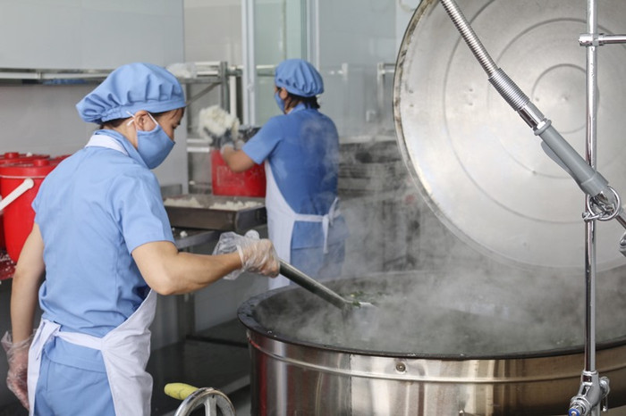 Bếp ăn được đảm bảo vệ sinh an toàn thực phẩm, an toàn trong vận hành và rất hiện đại. Bếp ăn được đảm bảo vệ sinh an toàn thực phẩm, an toàn trong vận hành và rất hiện đại.