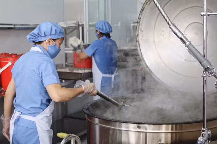 Bếp ăn được đảm bảo vệ sinh an toàn thực phẩm, an toàn trong vận hành và rất hiện đại.