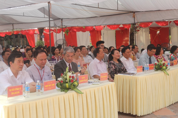 Buổi lễ khánh thành Bếp ăn mẫu bán trú có sự tham dự của các lãnh đạo bộ, ngành và các học sinh, giáo viên Trường tiểu học Hoàng Văn Thụ. Ảnh: Minh Chí. Buổi lễ khánh thành Bếp ăn mẫu bán trú có sự tham dự của các lãnh đạo bộ, ngành và các học sinh, giáo viên Trường tiểu học Hoàng Văn Thụ. Ảnh: Minh Chí.