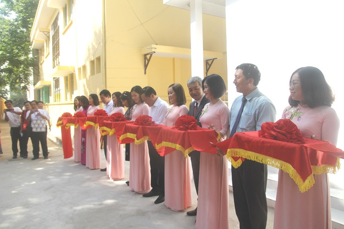 Các lãnh đạo cắt bằng khánh thành Bếp ăn mẫu bán trú tại Trường tiểu học Hoàng Văn Thụ. Ảnh: Minh Chí. Các lãnh đạo cắt bằng khánh thành Bếp ăn mẫu bán trú tại Trường tiểu học Hoàng Văn Thụ. Ảnh: Minh Chí.