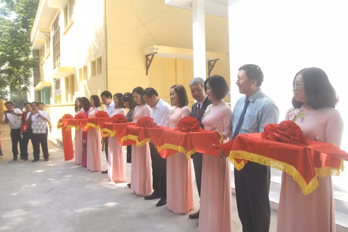 Các lãnh đạo cắt bằng khánh thành Bếp ăn mẫu bán trú tại Trường tiểu học Hoàng Văn Thụ. Ảnh: Minh Chí.