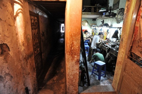 Ở phố nghề truyền thống Hàng Bạc, bên trong đó là những xưởng chế tác vàng bạc, đồ trang sức.