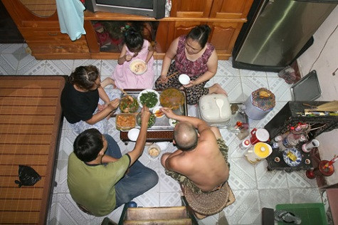 Một bữa tối còn thiếu 3 thành viên của gia đình chị Nga ở 20 phố Hàng Bè.