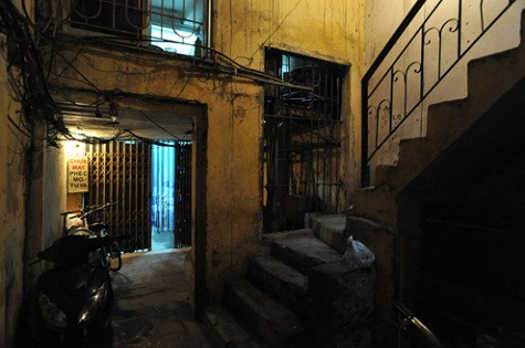 Ở một ngõ nhỏ trên phố Hàng Ngang, một tấm biển hành nghề sửa chữa được treo lên quảng cáo.