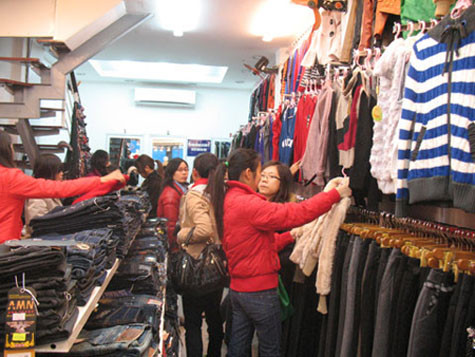 Mặt hàng quần áo và may mặc phụ trợ sẽ có lộ trình giảm dần từ 13% vào năm 2012 về 11% và 9% vào 2 năm tiếp theo (ảnh: Internet) Mặt hàng quần áo và may mặc phụ trợ sẽ có lộ trình giảm dần từ 13% vào năm 2012 về 11% và 9% vào 2 năm tiếp theo (ảnh: Internet)