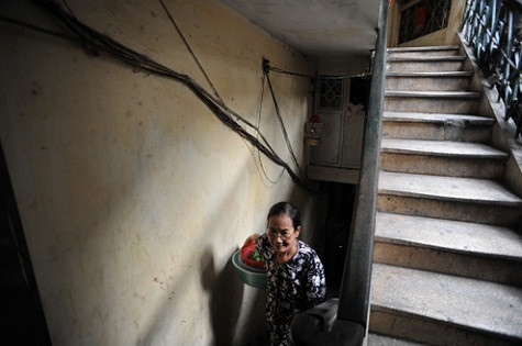 3. Để vào được nhà nào đó phía bên trong cũng phải đi khá lắt léo qua ngõ ngách, cầu thang. Mỗi một khoảng không là một tấc vàng quý giá. Việc lấn chiếm, cơi nới để có thêm diện tích sinh hoạt không còn là lạ đối với người dân nơi đây.