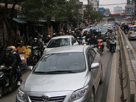 Theo TS. Bình ô tô là phương tiện gây ùn tắc nên cần phải thu phí để hạn chế. Ảnh LD Theo TS. Bình ô tô là phương tiện gây ùn tắc nên cần phải thu phí để hạn chế. Ảnh LD