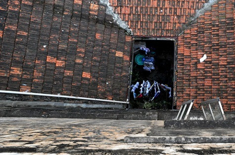 Một khu nhà ở phố Hàng Bạc với khoảng trống duy nhất có ánh sáng trời.