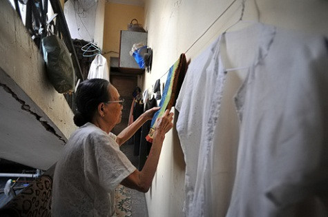 Bất cứ chỗ nào có khoảng trống và ánh sáng đều được trưng dụng để phơi quần áo.