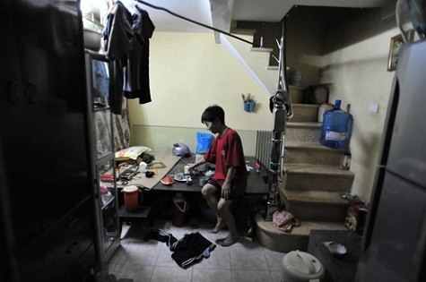 Đây là một ngôi nhà thuộc diện "hoành tráng" ở ngõ 32 phố Hàng Bạc khi đã được xây lại thêm một tầng lửng, nhưng mặt bằng chỉ vẻn vẹn 10m2.