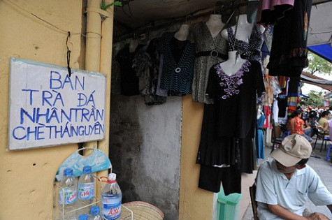 Mặc dù vậy nhưng nhiều người dân tại đây vẫn kiên quyết bám trụ. Phần lớn khi được hỏi, cho rằng dù chật chội nhưng dễ kiếm tiền để sống. "Chỉ cần bước chân ra cửa là có tiền như việc bán những chén nước chè, vài bộ quần áo treo đầu ngõ, nếu phải đi chỗ khác dù có rộng lớn hơn cũng không biết làm nghề gì", bác Vượng ở phố Hàng Đường chia sẻ.