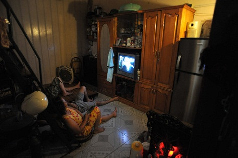 Nhà chị Nga ở số 20 phố Hàng Bè chỉ vẻn vẹn 9m2 nhưng phải chứa 8 thành viên. May mắn được cơi thêm 6m2 gác xép bên trên nhưng chỉ để đồ đạc cũng đã chật cứng