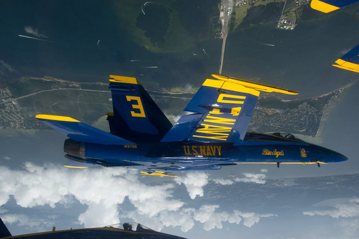 Phi đội Thiên thần xanh (Blue Angels) – Hải quân Hoa Kỳ. Phi đội Thiên thần xanh (Blue Angels) – Hải quân Hoa Kỳ.