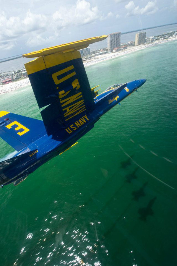 Phi đội Thiên thần xanh (Blue Angels) – Hải quân Hoa Kỳ. Phi đội Thiên thần xanh (Blue Angels) – Hải quân Hoa Kỳ.