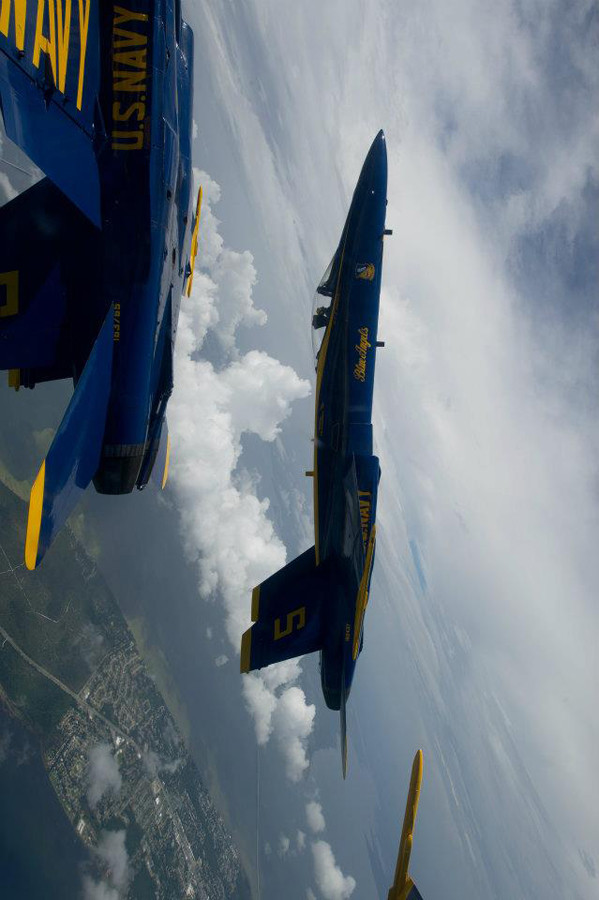 Phi đội Thiên thần xanh (Blue Angels) – Hải quân Hoa Kỳ. Phi đội Thiên thần xanh (Blue Angels) – Hải quân Hoa Kỳ.