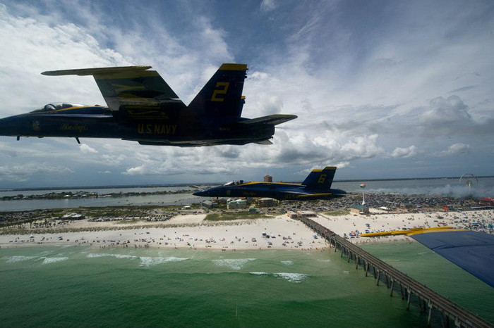 Phi đội Thiên thần xanh (Blue Angels) – Hải quân Hoa Kỳ. Phi đội Thiên thần xanh (Blue Angels) – Hải quân Hoa Kỳ.