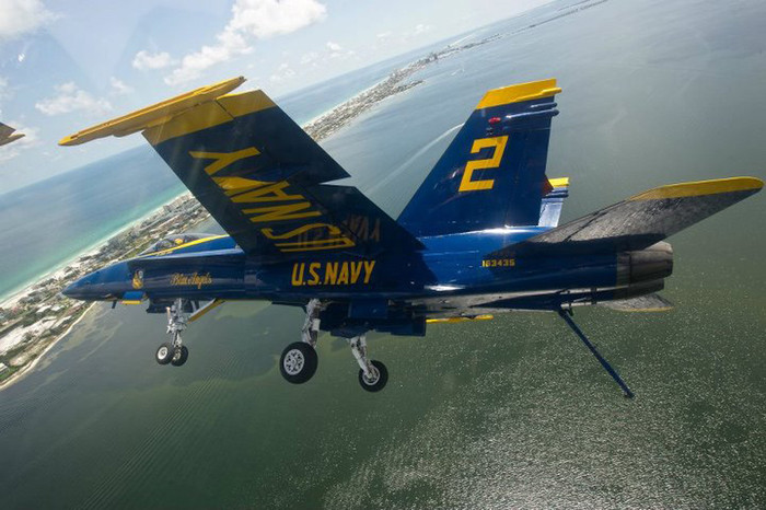 Phi đội Thiên thần xanh (Blue Angels) – Hải quân Hoa Kỳ. Phi đội Thiên thần xanh (Blue Angels) – Hải quân Hoa Kỳ.