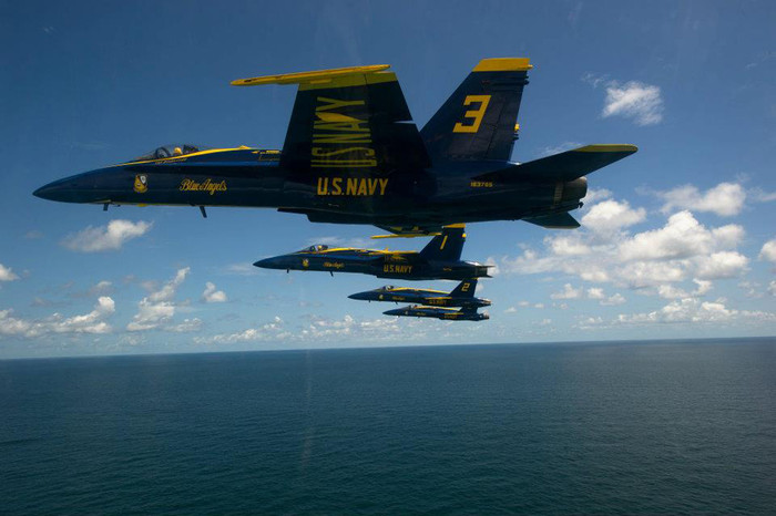 Phi đội Thiên thần xanh (Blue Angels) – Hải quân Hoa Kỳ. Phi đội Thiên thần xanh (Blue Angels) – Hải quân Hoa Kỳ.