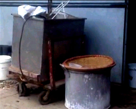 Thùng đựng bột cáu bẩn đặt cạnh xe rác