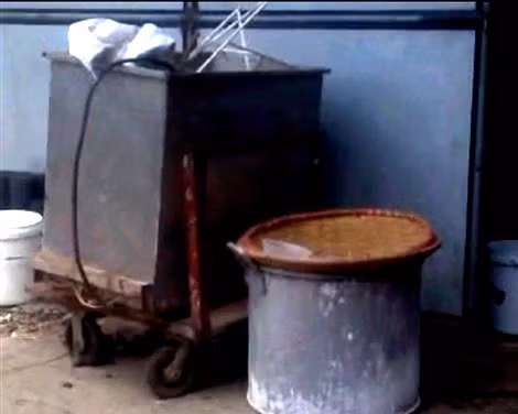 Thùng đựng bột cáu bẩn đặt cạnh xe rác