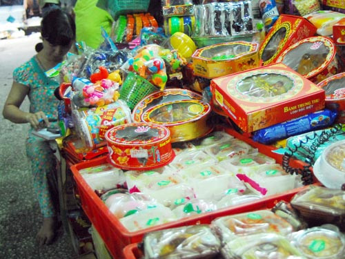 Bánh trung thu không rõ nguồn gốc bày bán công khai (Ảnh minh họa)