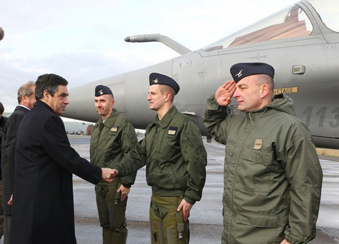 Francois Fillon đang bắt tay với phi công và kỹ sư đã tham gia vào chiến dịch quấn sự ở Libya Francois Fillon đang bắt tay với phi công và kỹ sư đã tham gia vào chiến dịch quấn sự ở Libya