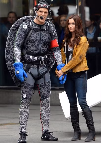 Nàng "Cáo" xuất hiện cùng bạn diễn Alan Ritchson.