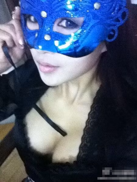 Hình ảnh phân phát quà và cử chỉ thân mật của “nữ anh hùng” có cái tên bí ấn “Chinese Redbud woman” gây tò mò và đang tạo một “cơn sốt” trên internet.