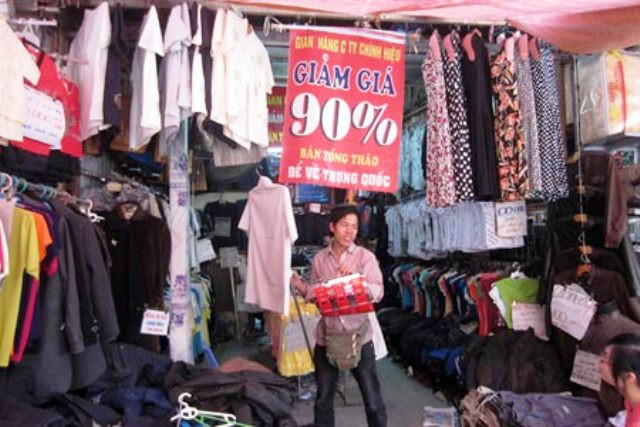 Một cửa hàng ra chiêu quảng cáo giảm giá tới 90% với mục đích bán hết hàng để về Trung Quốc, nhưng theo anh Hiếu, là một lái xe tại Hà Nội đã lên đây nhiều lần cho biết: “Tấm biển quảng cáo này đã được treo cách đây hơn 1 năm rồi. Có lẽ họ vẫn chưa bán được hết hàng để về?”. (Ảnh CAND)