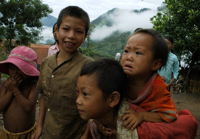 Đi học nhưng phải cõng cả em nhỏ đến lớp