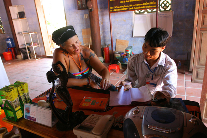 Đầu tiên, Sara bàn với Ban lãnh đạo Chi hội người khuyết tật Hội An mở một gian trưng bày những mặt hàng do các em sản xuất ngay trong Ngôi nhà tình thương. Sara bắt đầu thiết kế trong không gian chừng 30 mét vuông và tự tay trang trí, bày biện các sản phẩm.