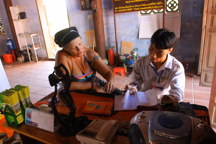 Đầu tiên, Sara bàn với Ban lãnh đạo Chi hội người khuyết tật Hội An mở một gian trưng bày những mặt hàng do các em sản xuất ngay trong Ngôi nhà tình thương. Sara bắt đầu thiết kế trong không gian chừng 30 mét vuông và tự tay trang trí, bày biện các sản phẩm.