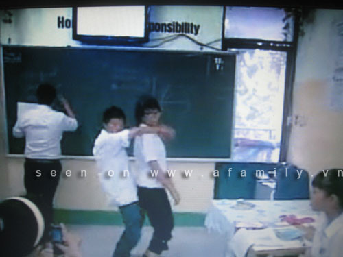 Cùng bạn nam "biểu diễn" những động tác nhạy cảm