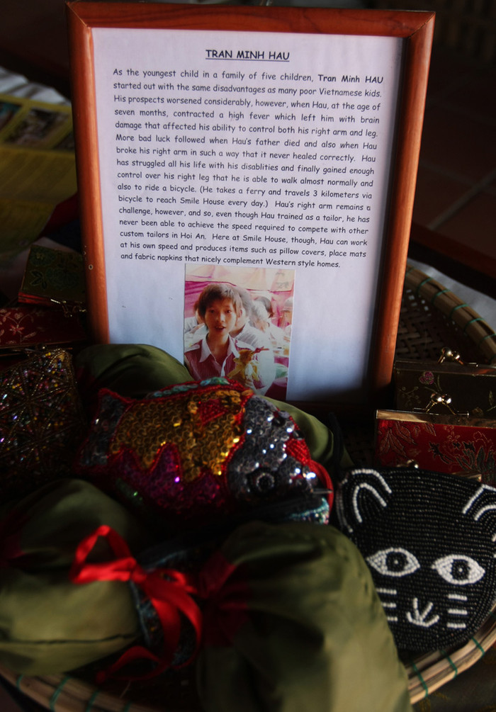 Bằng kinh nghiệm tiếp thị của mình, Sara đã trang trí một cách khoa học để khách du lịch nước ngoài dễ hiểu nhất. Tiếp đó, cô bắt đầu làm biển chỉ dẫn đường vào, làm tờ rơi giới thiệu.