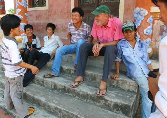 Sau bốn tháng, các em ở Ngôi nhà tình thương đã nói được những từ giao tiếp cơ bản, đặc biệt là cách giao tiếp khi giới thiệu sản phẩm với khách nước ngoài.