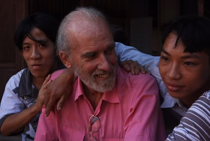 "Sơn" là tên gọi thân mật mà các em HS khuyết tật đặt cho George Nelson.“Em Đỗ Đình Toàn giải thích: Sơn có nghĩa là “núi”. Vì vậy, về Mỹ tôi vẫn dùng tên này để luôn nhớ đến Ngôi nhà tình thương và đất nước Việt Nam tươi đẹp, nơi có những con người tuy bị thiệt thòi nhưng biết vươn lên trong cuộc sống”.