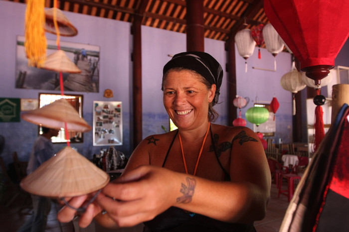 Luisia Sara - đến từ nước Australia xa xôi, trong lần du lịch phố cổ Hội An vào năm 2009 cũng rất bất ngờ về độ tinh xảo của những chiếc đèn lồng, cũng như các mặt hàng thủ công mỹ nghệ khác như: tranh thêu, nón lá, quà lưu niệm, thổ cẩm, vẽ tranh….