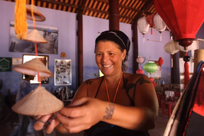 Luisia Sara - đến từ nước Australia xa xôi, trong lần du lịch phố cổ Hội An vào năm 2009 cũng rất bất ngờ về độ tinh xảo của những chiếc đèn lồng, cũng như các mặt hàng thủ công mỹ nghệ khác như: tranh thêu, nón lá, quà lưu niệm, thổ cẩm, vẽ tranh….