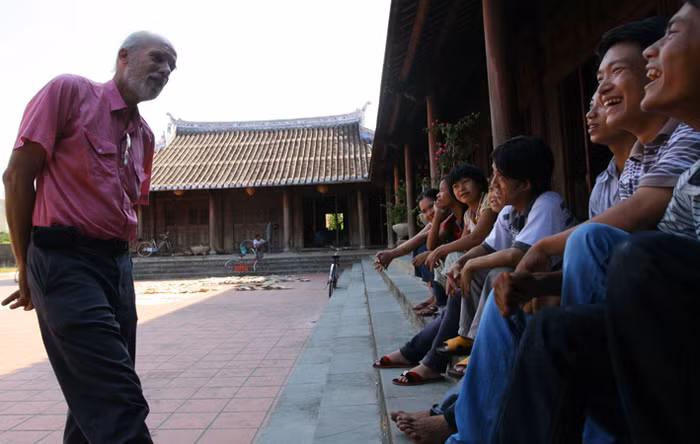 Trong một lần đi du lịch tại Hội An, George Nelson (đến từ nước Mỹ) đã rất cảm động trước sự nỗ lực vươn lên trong cuộc sống của các em khuyết tật đi xe lăn bán hàng thủ công mỹ nghệ.