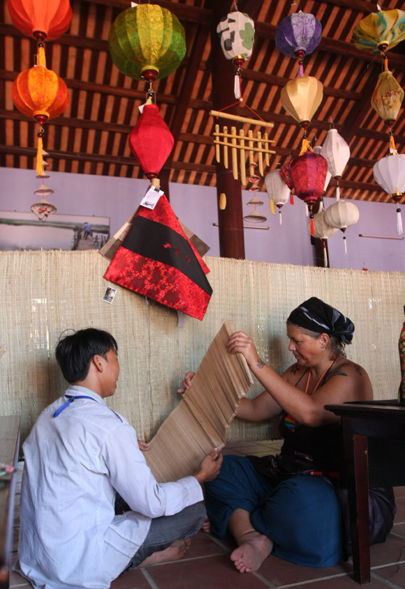 Vốn là nhân viên chuyên maketing cho một hãng sản xuất đồ chơi trẻ em ở Australia, Sara đã mang những mặt hàng này về bên Australia giới thiệu và được những bạn bè của mình đón nhận. Lần thứ hai trở lại phố cổ Hội An, Sara đã ở lại Ngôi nhà tình thương và quyết định làm một chuyên gia tình nguyện maketing cho các em nhỏ.