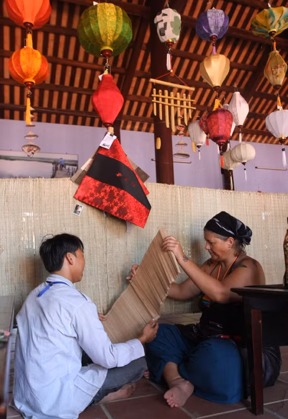 Vốn là nhân viên chuyên maketing cho một hãng sản xuất đồ chơi trẻ em ở Australia, Sara đã mang những mặt hàng này về bên Australia giới thiệu và được những bạn bè của mình đón nhận. Lần thứ hai trở lại phố cổ Hội An, Sara đã ở lại Ngôi nhà tình thương và quyết định làm một chuyên gia tình nguyện maketing cho các em nhỏ.